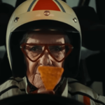 Uma senhora comendo Doritos e praticando esporte radical