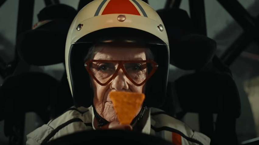 Uma senhora comendo Doritos e praticando esporte radical