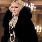 Madonna com uma jaqueta preta na campanha do Itaú