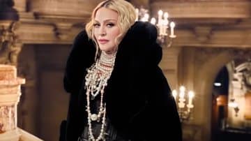 Madonna com uma jaqueta preta na campanha do Itaú