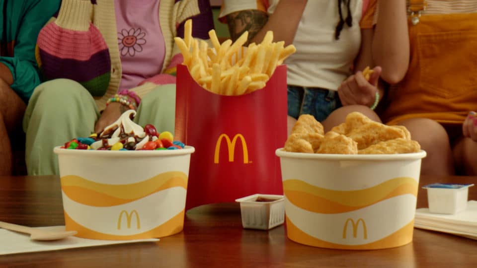 Um combo família do Mc Donalds com sorvete, batatas e nuggets