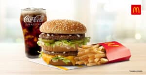 Um combo do Mc Donalds com Coca Cola e Batatinhas Fritas